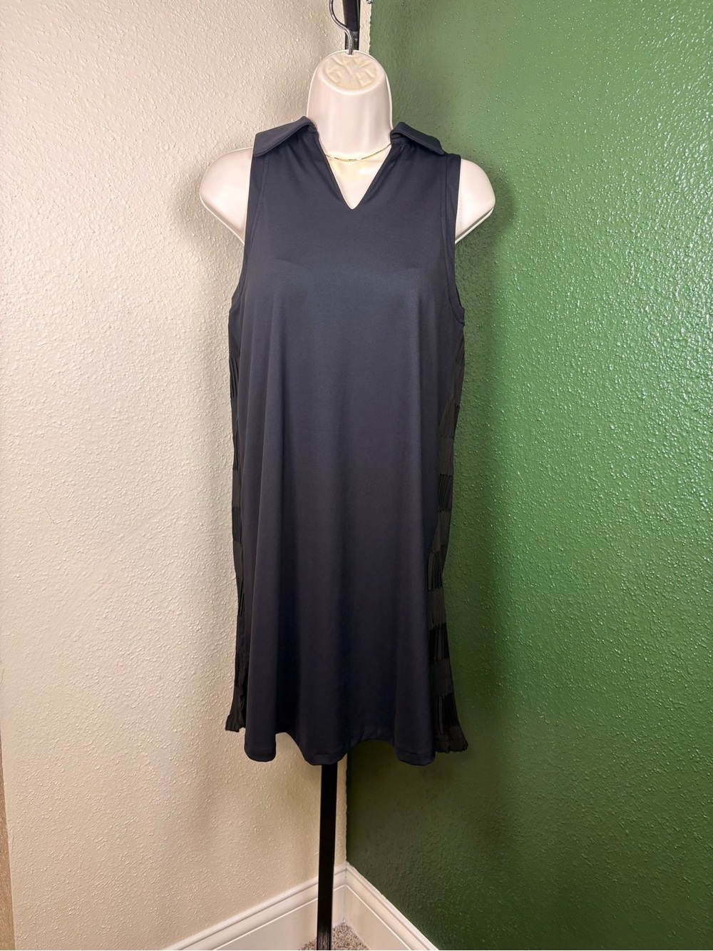 Sleeveless Black V-Neck Collared Shift Athletic Dress with ruffled back small